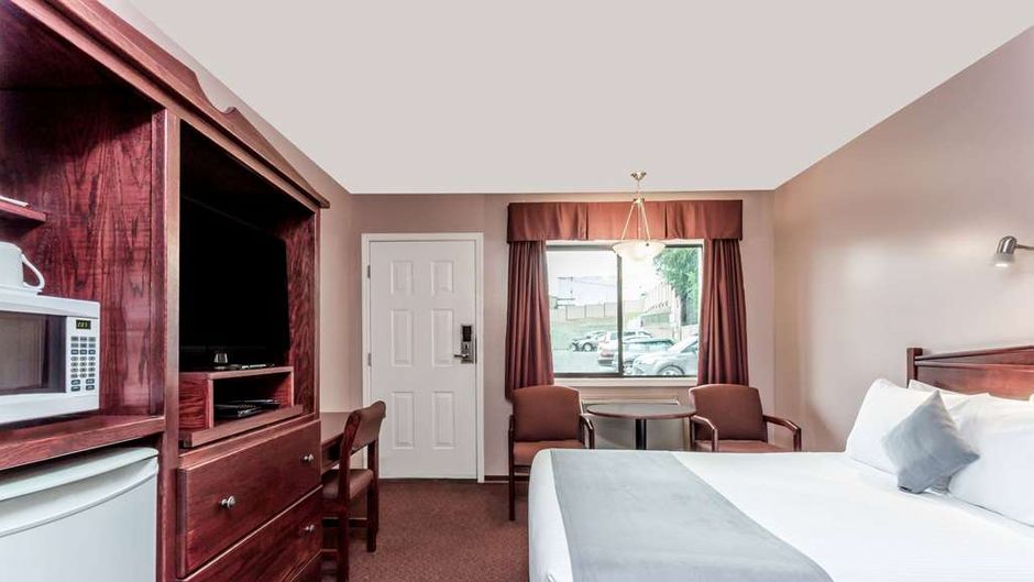 Super 8 Lake Country/Winfield Area Room