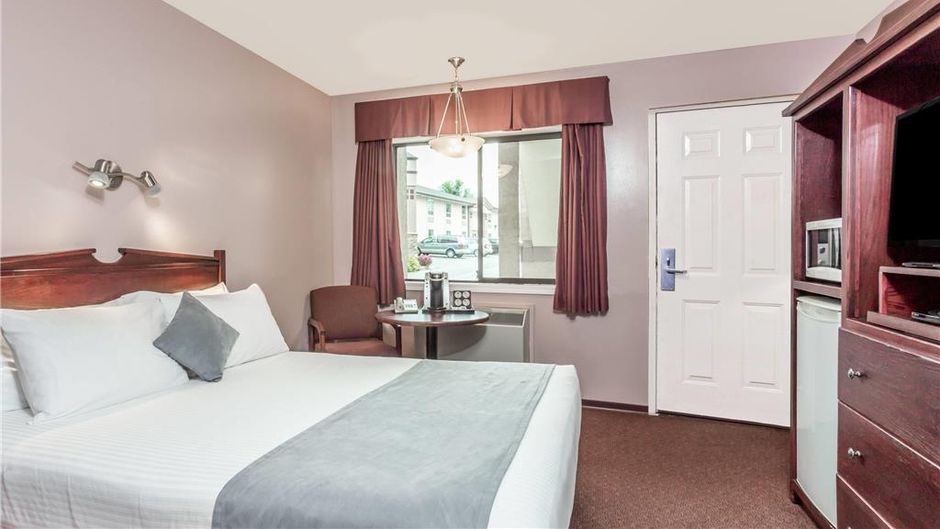 Super 8 Lake Country/Winfield Area Room