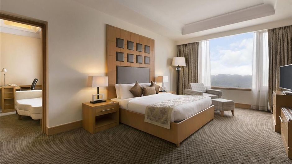 Ramada Plaza JHV Suite