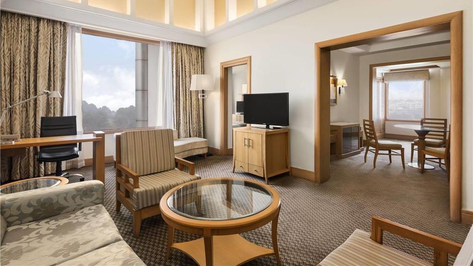 Ramada Plaza JHV Suite