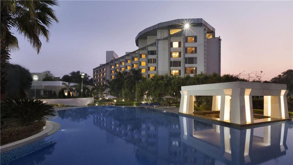 Ramada Plaza JHV Pool