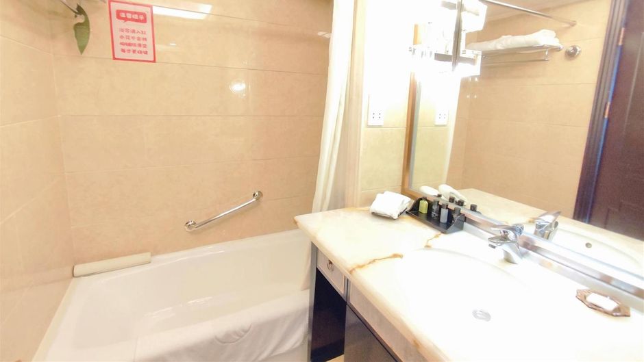 Ramada Plaza Tian Lu Hotel Room