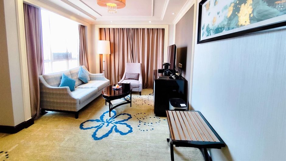 Ramada Plaza Tian Lu Hotel Room