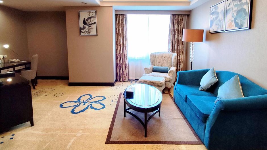 Ramada Plaza Tian Lu Hotel Suite