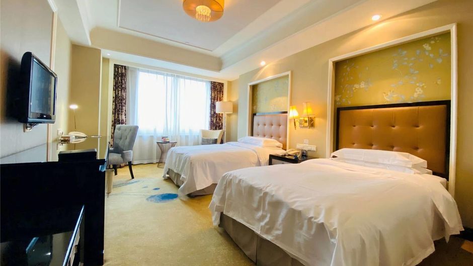 Ramada Plaza Tian Lu Hotel Room
