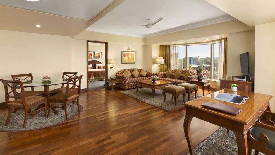 Ramada Plaza Palm Grove Suite