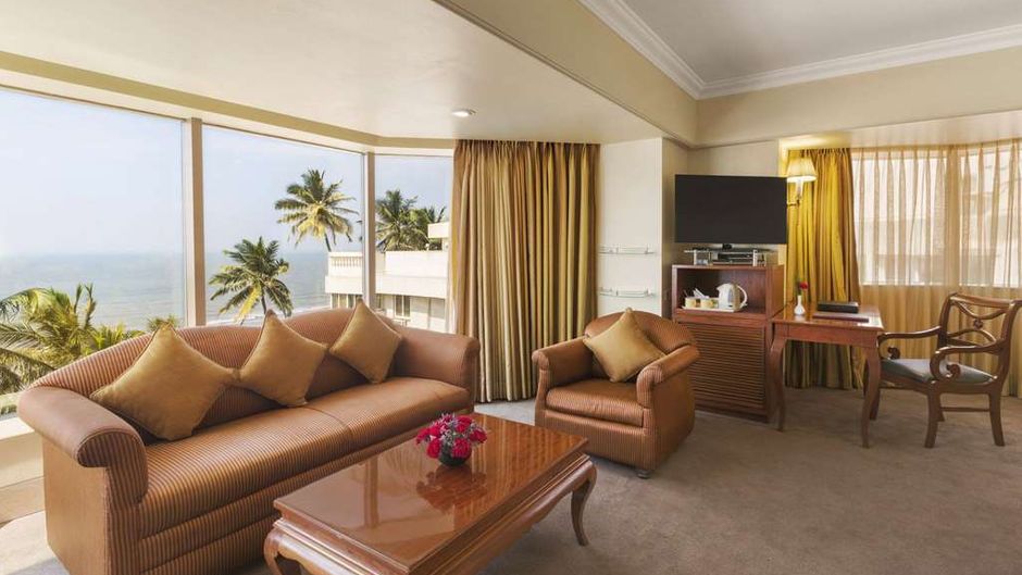 Ramada Plaza Palm Grove Room