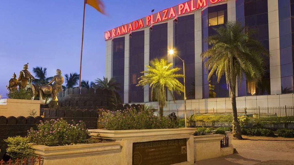 Ramada Plaza Palm Grove Exterior