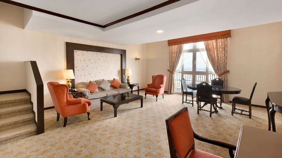 Hawthorn Suites by Wyndham Al Khobar Suite