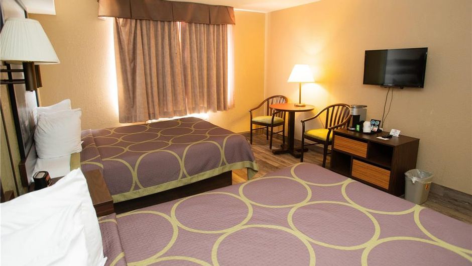 Super 8 Mississauga Room