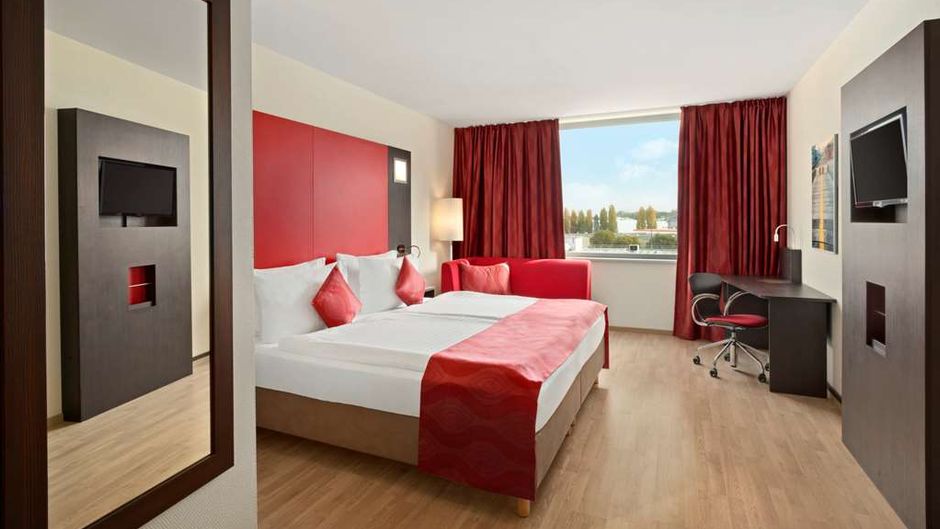 Ramada Encore Geneva Room