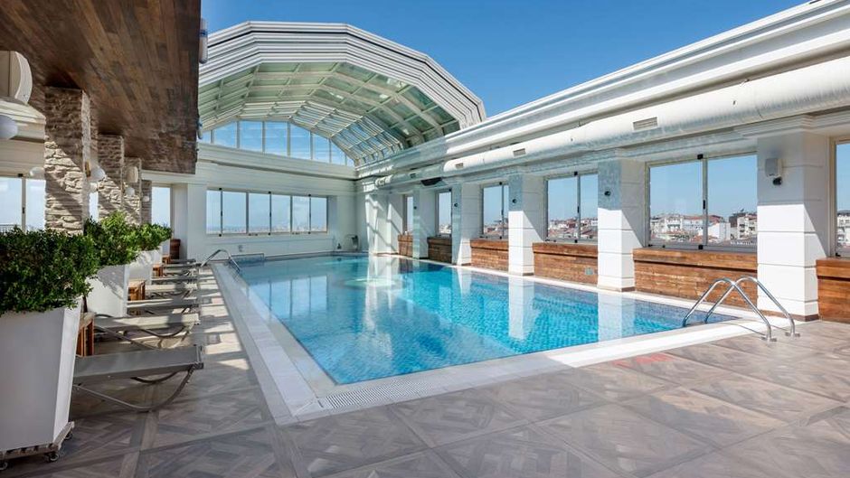 Ramada Plaza Istanbul City Center Pool