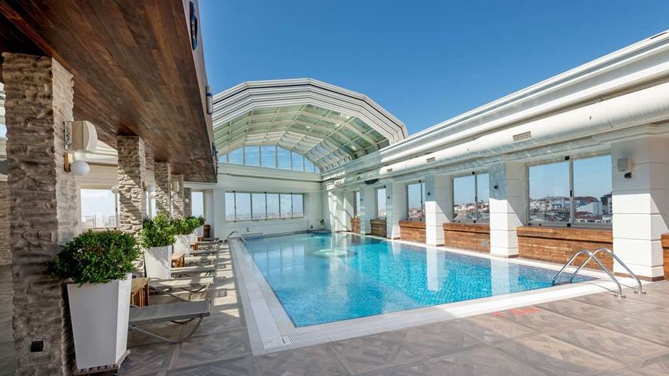 Ramada Plaza Istanbul City Center Pool