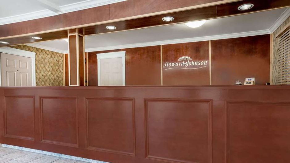 Howard Johnson Downtown Kamloops Lobby
