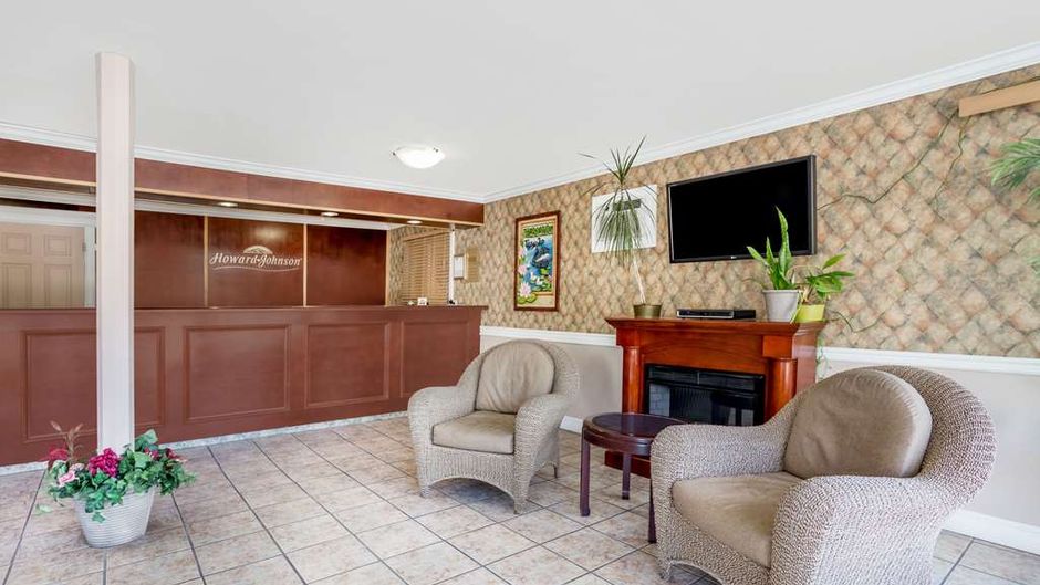 Howard Johnson Downtown Kamloops Lobby