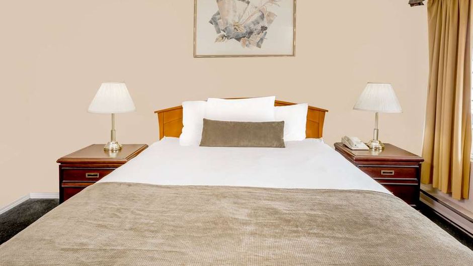 Howard Johnson Downtown Kamloops Room