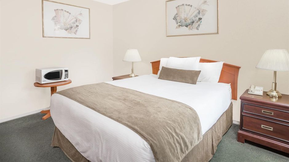 Howard Johnson Downtown Kamloops Room