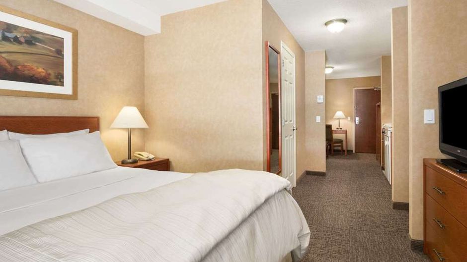 Days Inn & Suites Cochrane Suite