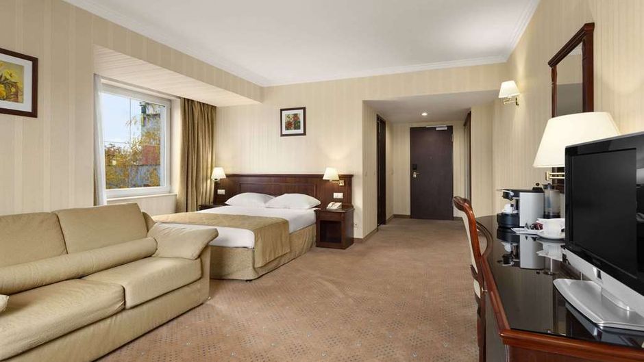 Ramada Hotel & Suites Bucharest North Room