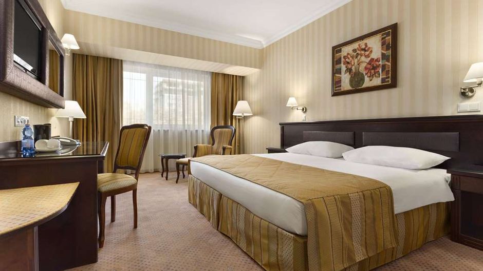Ramada Hotel & Suites Bucharest North Room