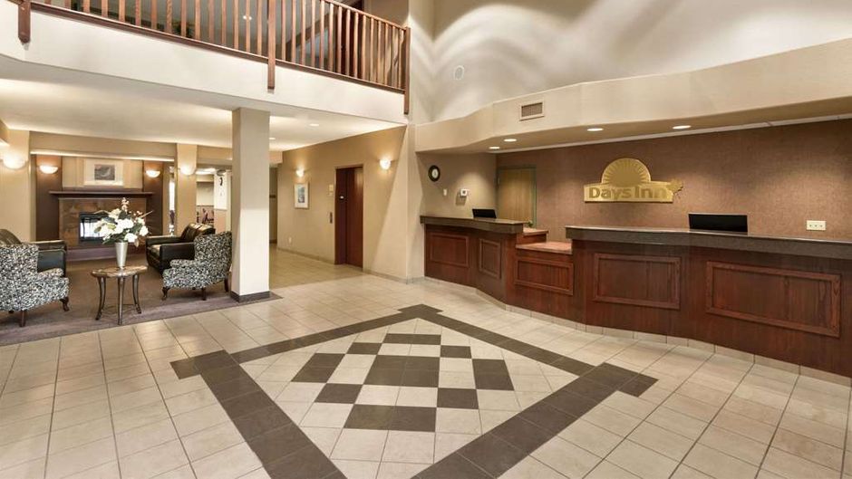 Days Inn Thunder Bay North Lobby