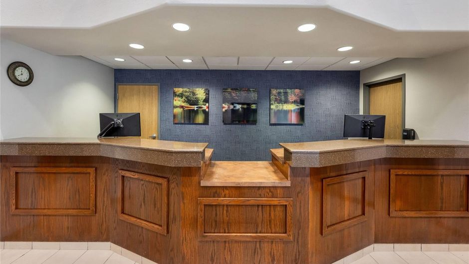 Days Inn Thunder Bay North Lobby
