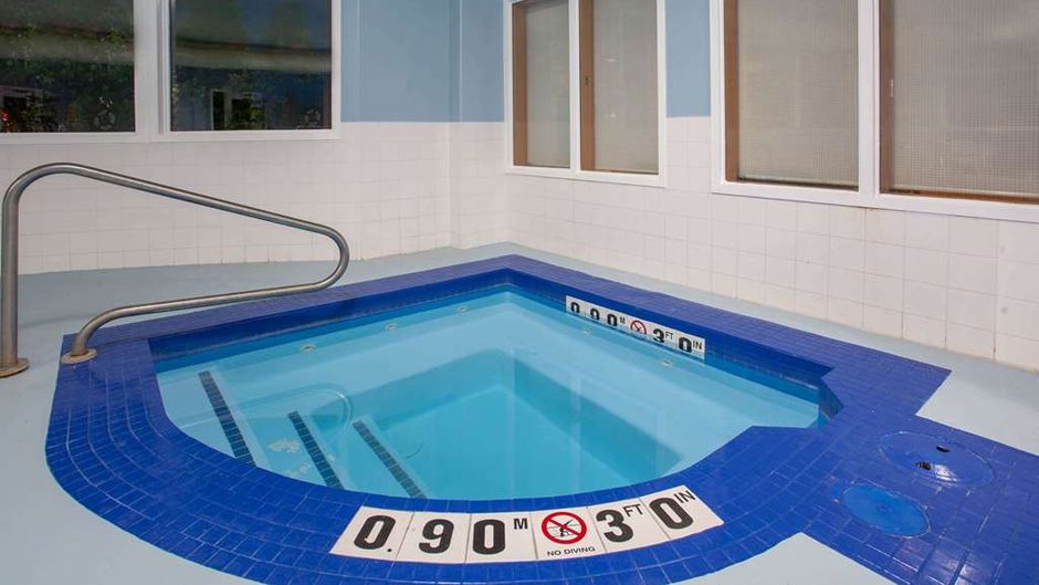 Super 8 Midland Pool
