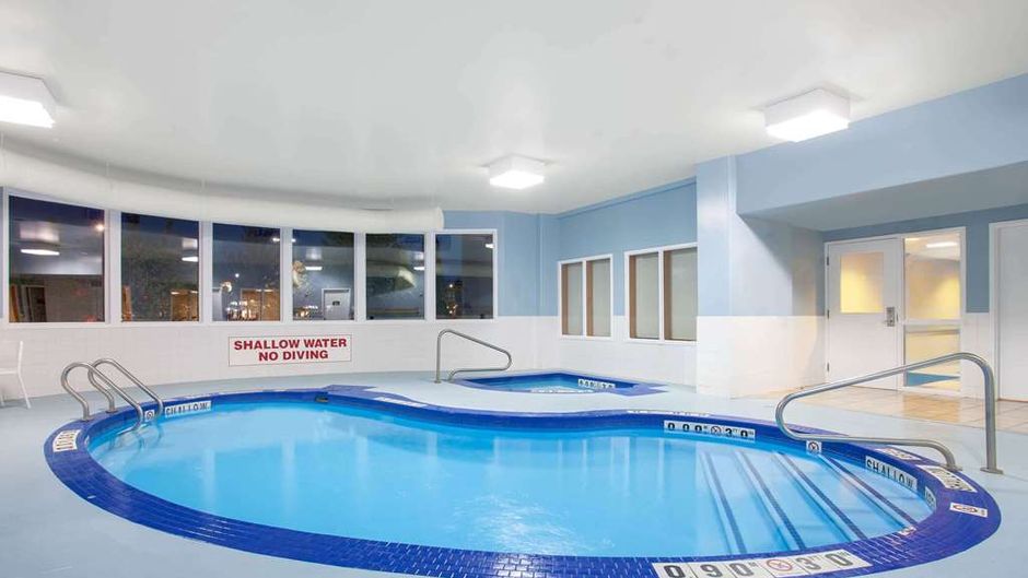 Super 8 Midland Pool