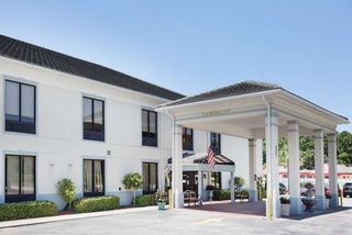 Baymont Inn & Suites  Garden City