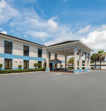 Baymont Inn & Suites  Garden City