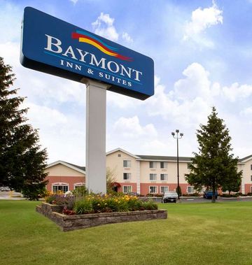 Baymont Inn & Suites Mackinaw City