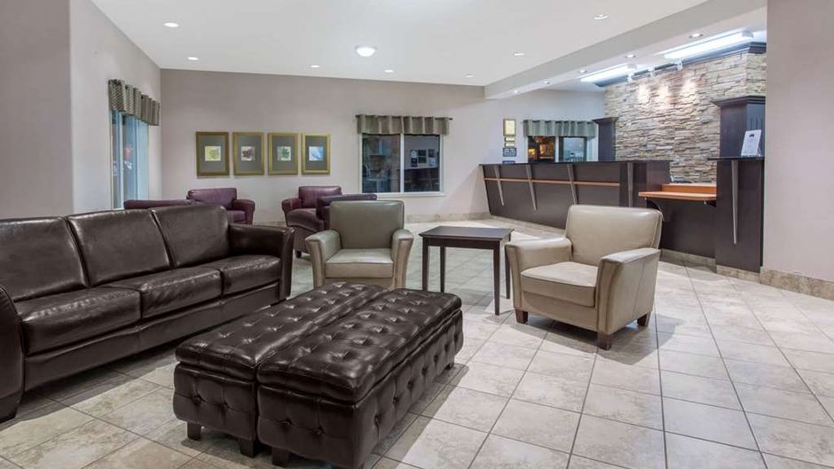 Ramada Brooks Lobby