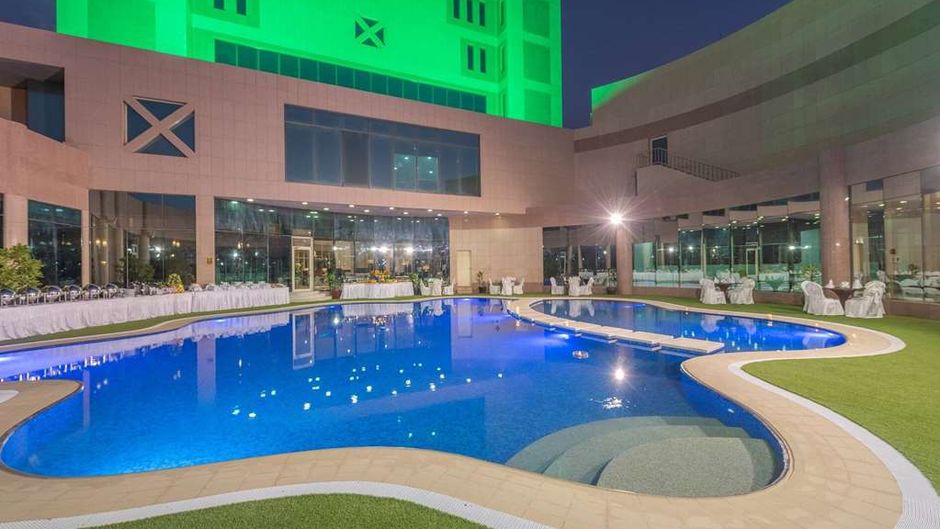 Ramada Al Qassim Hotel and Suites Pool