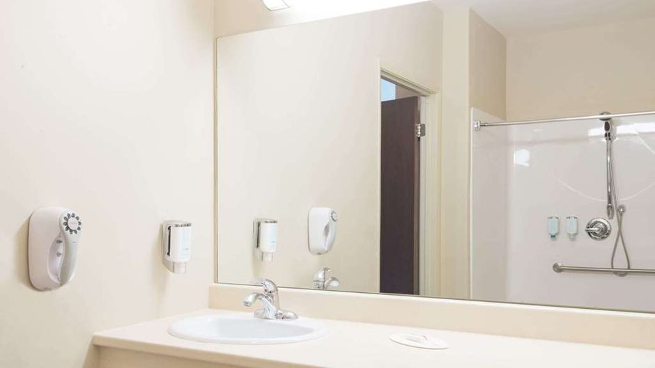 Super 8 Windsor Room