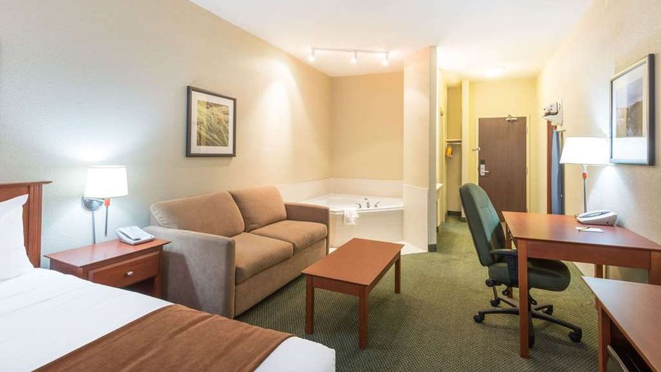 Super 8 Windsor Room