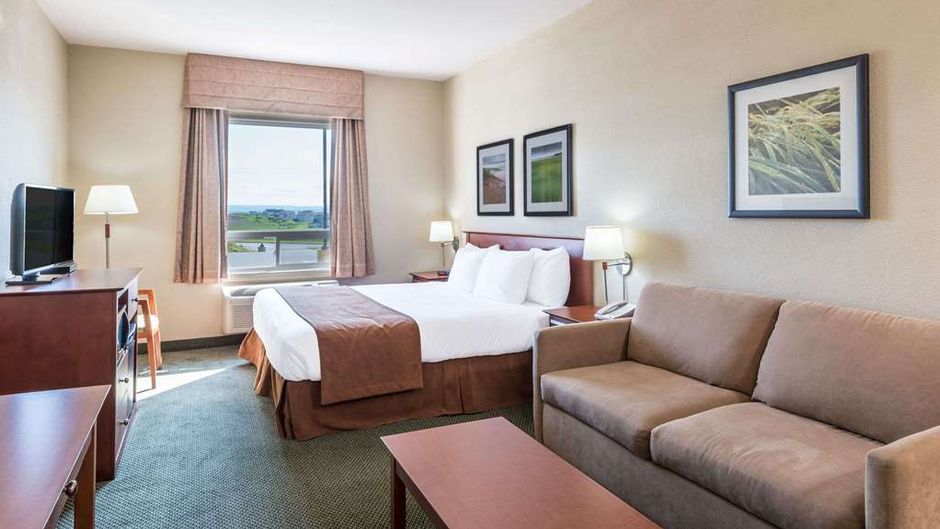Super 8 Windsor Suite