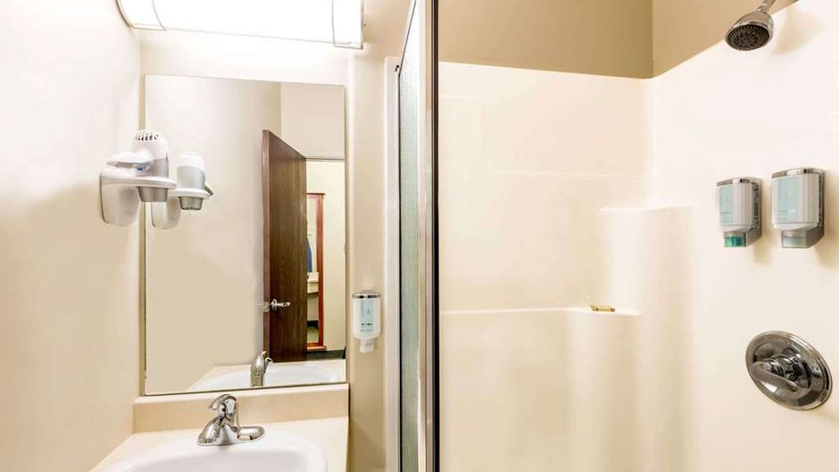 Super 8 Windsor Room