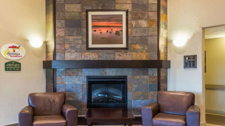 Super 8 Windsor Lobby
