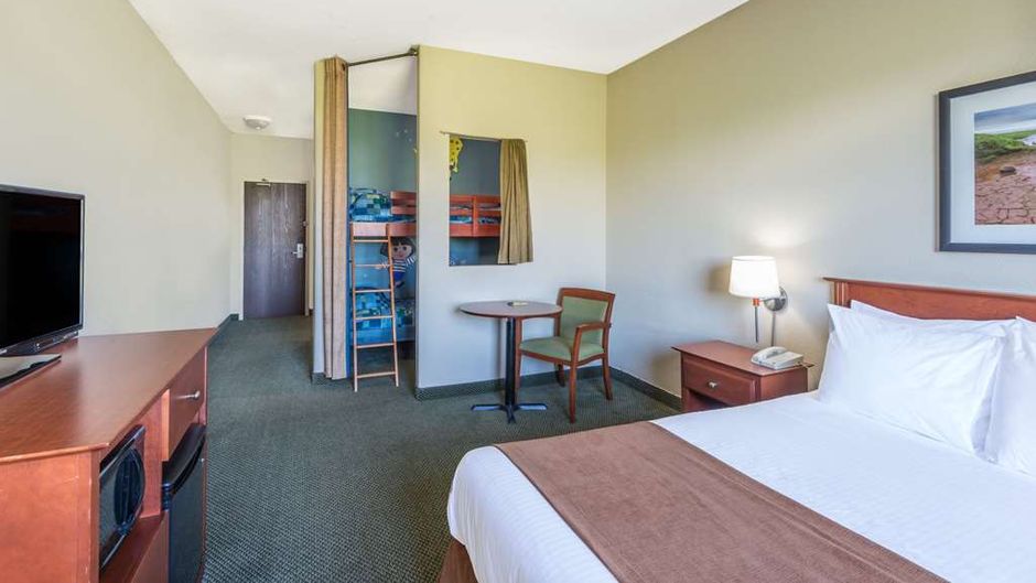 Super 8 Windsor Room