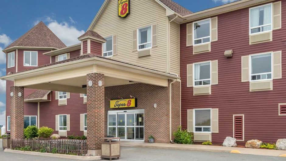 Super 8 Windsor Exterior