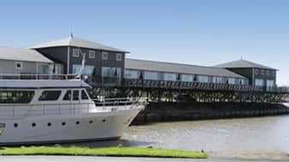 Howard Johnson Hotel & Marinas Resort Exterior