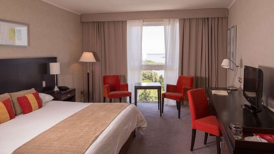 Howard Johnson Plaza Hotel Mayorazgo Room