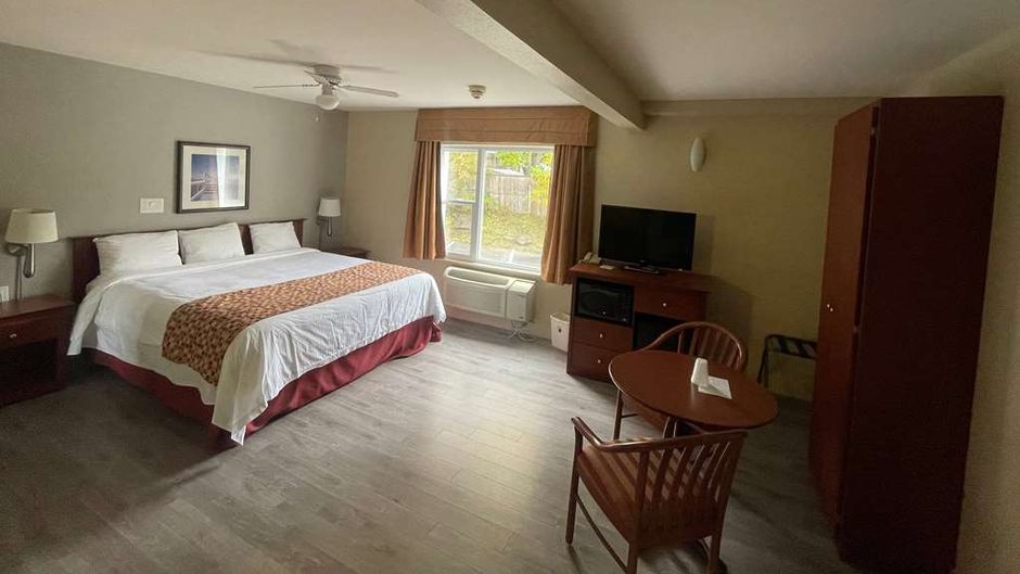 Super 8 Campbellton Room