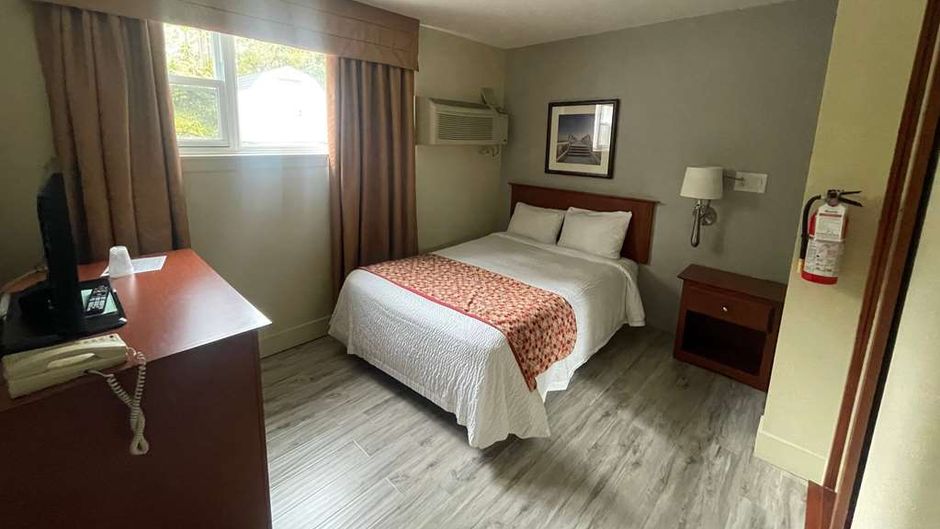 Super 8 Campbellton Room