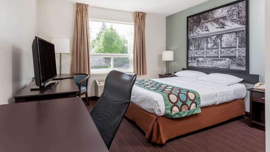 Super 8 Peterborough Suite