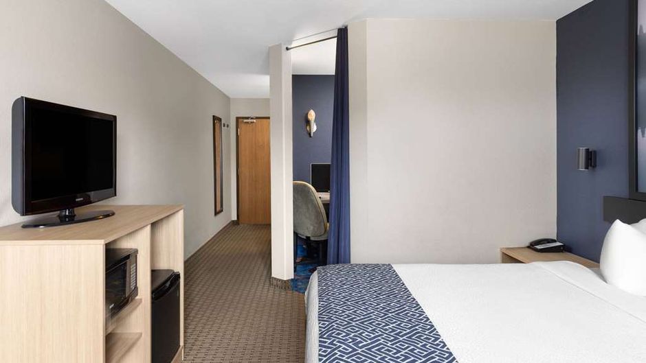 Super 8 St-Jerome Suite