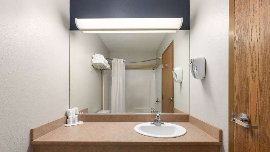 Super 8 St-Jerome Suite