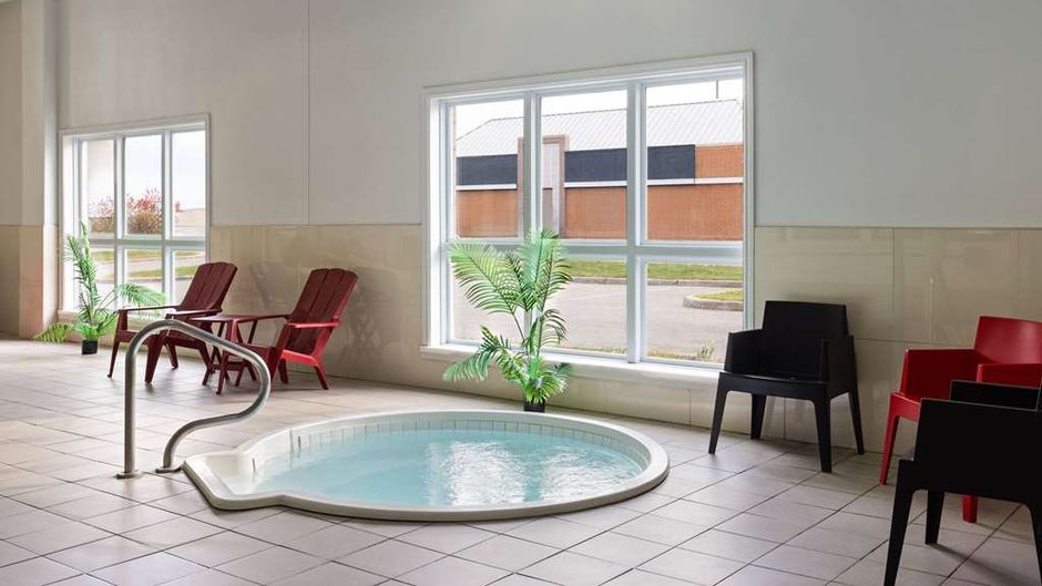 Super 8 St-Jerome Pool