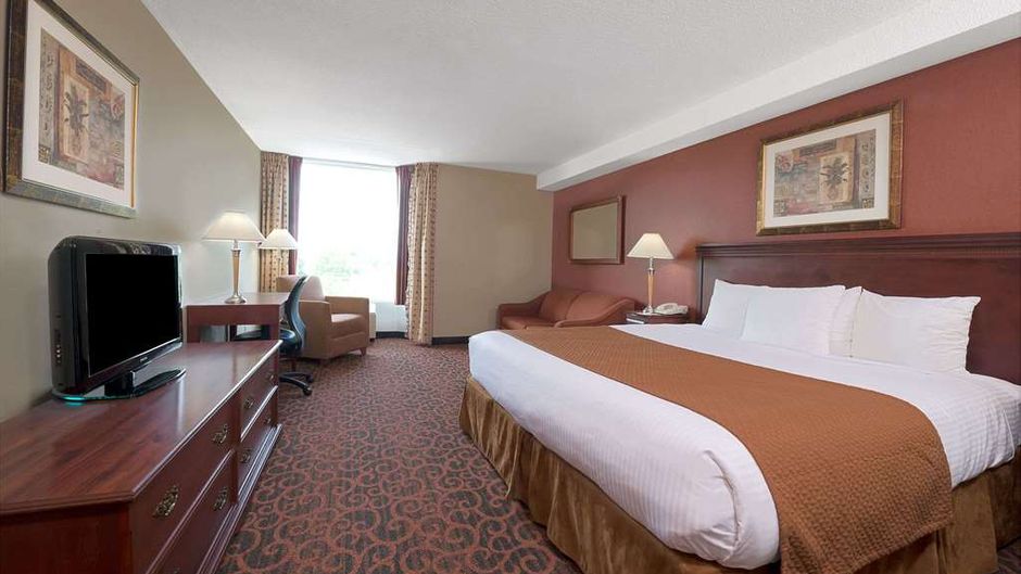 Ramada Niagara Falls/Fallsview Room