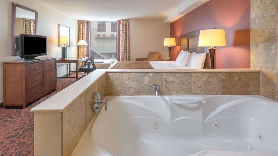 Ramada Niagara Falls/Fallsview Suite